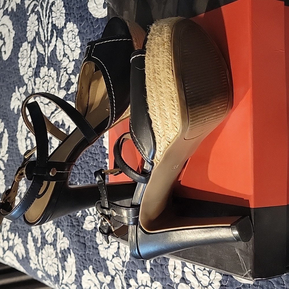 Guess - Picture 4 of 4